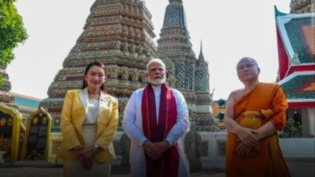 Thailand: PM Modi ने Bangkok में Wat Pho मन्दिर के दर्शन किए, 2 दिवसीय दौरे पर PM Modi