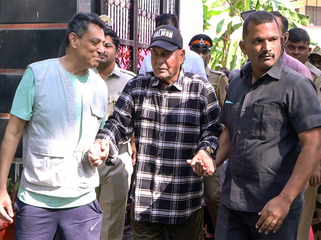 Salman Khan at Lilavati Hospital for Salim Khan aur doosri par Salim Khan screenwriter biography