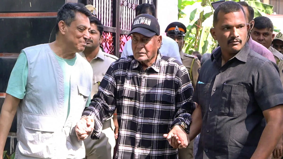 Salman Khan at Lilavati Hospital for Salim Khan aur doosri par Salim Khan screenwriter biography